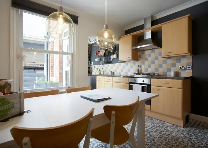 Townhouse - Hic Bottom Of Road! Holiday home *