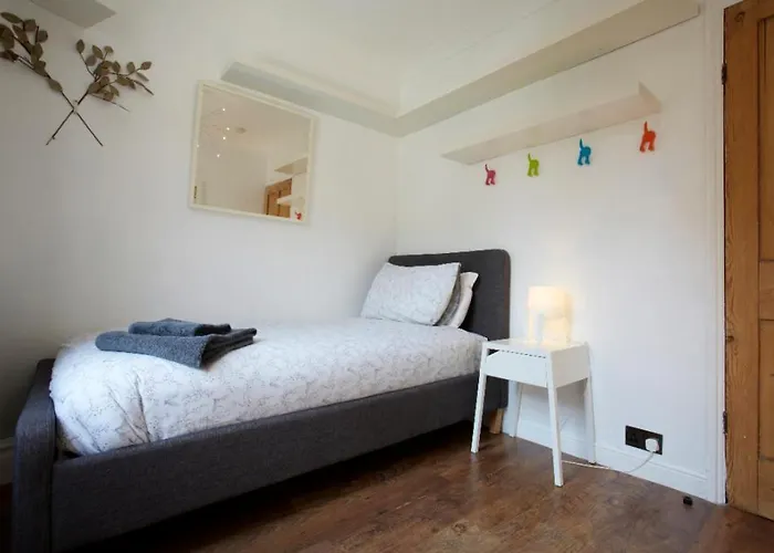 Townhouse - Hic Bottom Of Road! Holiday home Harrogate