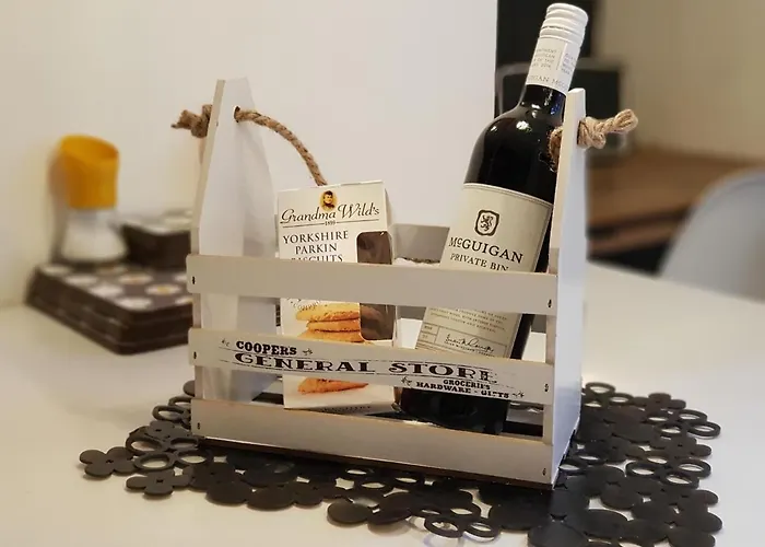 Townhouse - Hic Bottom Of Road!