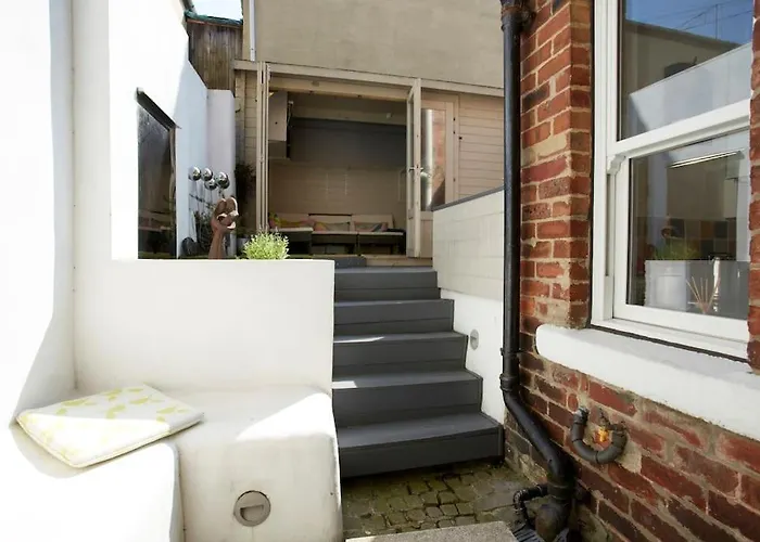 Townhouse - Hic Bottom Of Road!