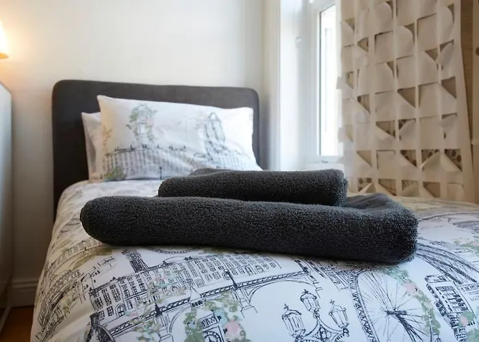 Townhouse - Hic Bottom Of Road! *