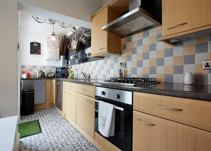 Townhouse - Hic Bottom Of Road!