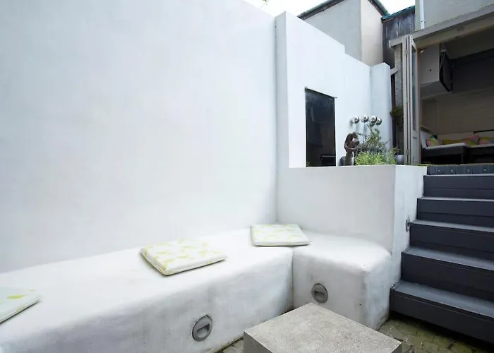 Townhouse - Hic Bottom Of Road! *