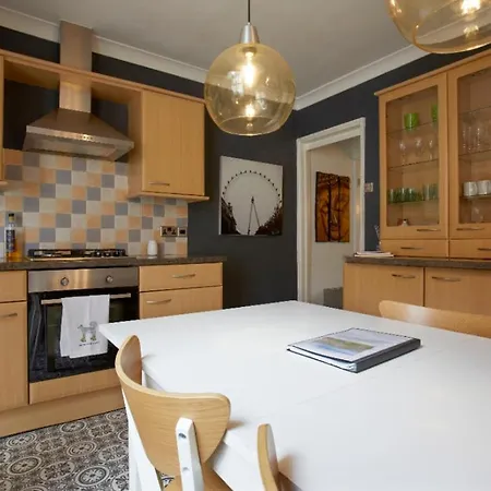 Townhouse - Hic Bottom Of Road! Casa de Férias *