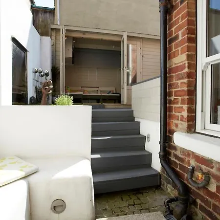 Townhouse - Hic Bottom Of Road!