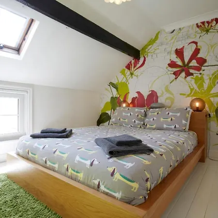 Townhouse - Hic Bottom Of Road!